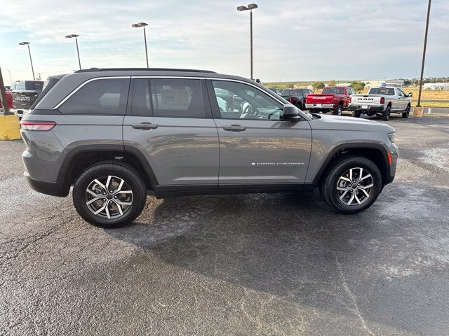 2027 Jeep Grand Cherokee GRAND CHEROKEE LAREDO X 4X4